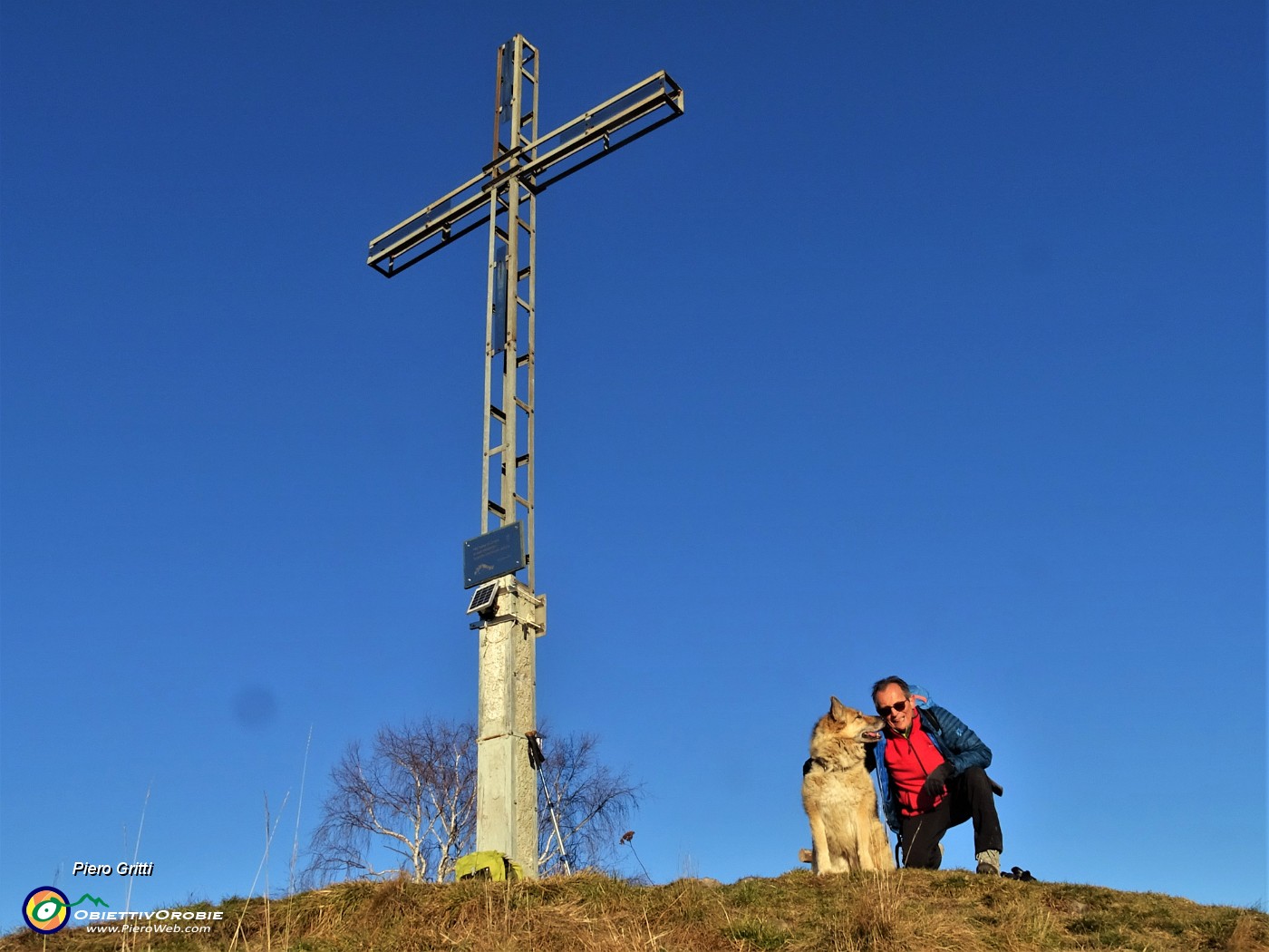 04 Alla croce di vetta del Monte Gioco (1366 m).JPG